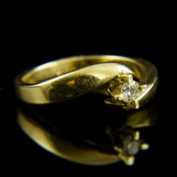 Kép 1/2 - Sárgararany eljegyzési gyűrű négykarmos foglalatban briliáns csiszolású gyémánt kővel (0.17 ct)