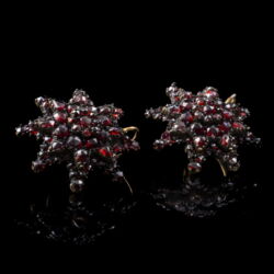 Picture 1/4 -Pair of earrings with garnets