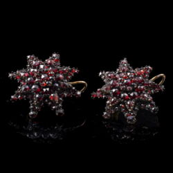 Picture 2/4 -Pair of earrings with garnets