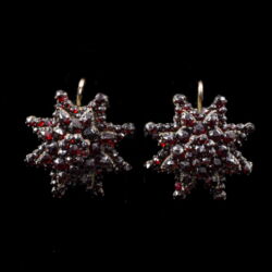 Picture 4/4 -Pair of earrings with garnets