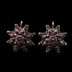 Picture 4/4 -Pair of earrings with garnets