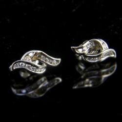 Kép 1/3 - Fehérarany fülbevaló pár gyémánt kövekkel