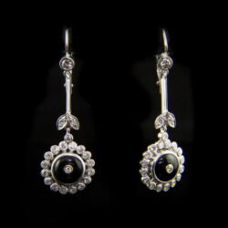 Picture 1/2 -A pair of dangling earrings with onyx stones in a daisy shape