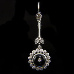 Picture 2/2 -A pair of dangling earrings with onyx stones in a daisy shape