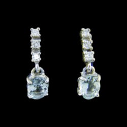 Kép 1/3 - Stiftes fazonú fülbevaló pár akvamarinnal és gyémántokkal