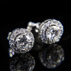 Picture 1/4 -A pair of stud earrings with brilliant-cut diamonds