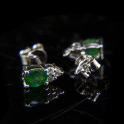 Picture 3/4 -Stud-style emerald earrings with diamonds