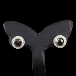 Kép 2/4 - Stiftes fazonú fülbevaló pár fekete gyémánttal és briliánsokkal