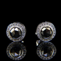 Picture 3/4 -A pair of stud earrings with black diamonds and brilliant-cut diamonds