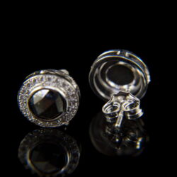 Kép 4/4 - Stiftes fazonú fülbevaló pár fekete gyémánttal és briliánsokkal