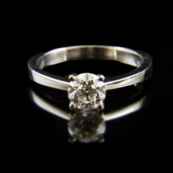 Kép 2/2 - 18 karátos fehérarany eljegyzési gyűrű briliáns csiszolású gyémánt kővel
