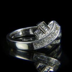 Picture 1/2 -Bow-shaped white gold ring with baguette and princess cut diamonds