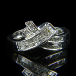Picture 2/2 -Bow-shaped white gold ring with baguette and princess cut diamonds