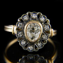 Picture 2/4 -Rosette-shaped gold ring for women with a drop-shaped diamond