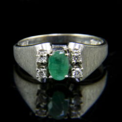 Kép 2/2 - Smaragd köves fehérarany gyűrű achtkant csiszolású gyémánt kövekkel