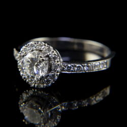 Picture 3/5 -Solitaire-style ring with diamonds