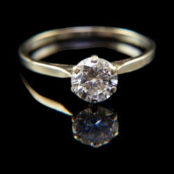 Picture 2/5 -Solitaire-style diamond ring