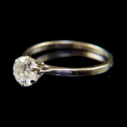 Picture 3/5 -Solitaire-style diamond ring