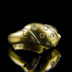 Kép 1/2 - Arany gyűrű apró brillekkel és zafír kövekkel