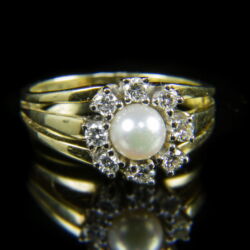 Kép 2/2 - Gyémántrozettás gyöngyös arany gyűrű