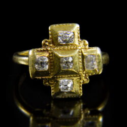 Kép 2/2 - Kereszt formájú gyémántköves arany gyűrű