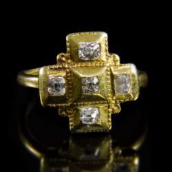 Picture 2/2 -Cross-shaped gold ring with a diamond 
