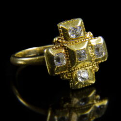 Kép 1/2 - Kereszt formájú gyémántköves arany gyűrű