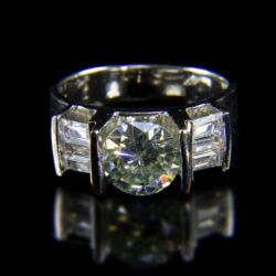 Picture 2/2 -Solitaire ring with a moissanite and baguette-cut diamond