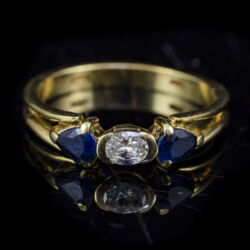 Kép 2/5 - Alliance fazonú női arany gyűrű zafír és gyémánt kövekkel