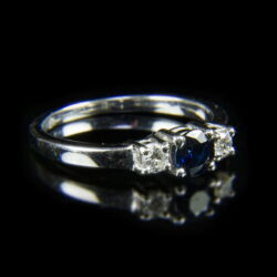 Kép 1/2 - Fehérarany gyűrű zafírral és gyémánt kövekkel