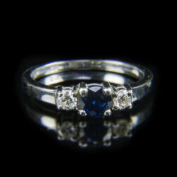 Kép 2/2 - Fehérarany gyűrű zafírral és gyémánt kövekkel