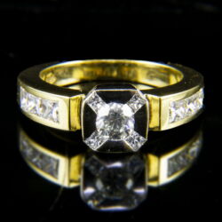 Picture 2/5 -Solitaire-style diamond ring