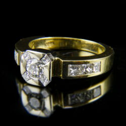 Picture 3/5 -Solitaire-style diamond ring