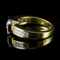 Picture 4/5 -Solitaire-style diamond ring