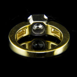 Picture 5/5 -Solitaire-style diamond ring