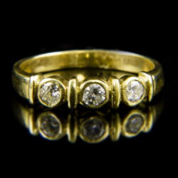Kép 2/2 - 14 karátos Alliance fazonú sárgaarany gyűrű briliáns csiszolású gyémánt kövekkel