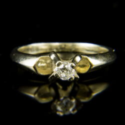 Kép 2/2 - 14 karátos fehérarany szoliter gyűrű briliáns csiszolású gyémánt kővel (0.16 ct)