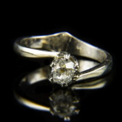 Kép 2/2 - 14 karátos fehérarany szoliter gyűrű régi csiszolású gyémánt kővel (0.58 ct)