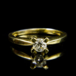 Kép 2/2 - 14 karátos sárgaarany eljegyzési gyűrű briliáns csiszolású gyémánt kővel (0.43 ct)