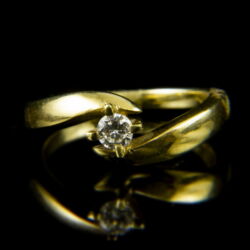 Picture 2/2 -14 K gold solitaire ring with a brilliant-cut diamond (0.18 ct)