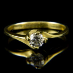Picture 2/2 -14 K gold solitaire ring with a brilliant-cut diamond (0.40 ct)