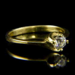 Picture 1/2 -14 K gold solitaire ring with a brilliant-cut diamond (0.40 ct)