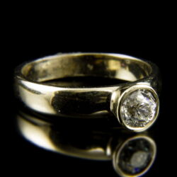 Kép 1/2 - 18 karátos arany gyűrű régi csiszolású gyémánt kővel (0.64 ct)