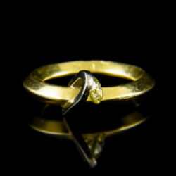 Kép 2/2 - 18 karátos arany szoliter gyűrű sárga gyémánt kővel