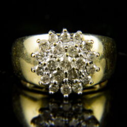 Kép 2/2 - Rozetta fazonú sárgaarany gyűrű gyémánt kövekkel
