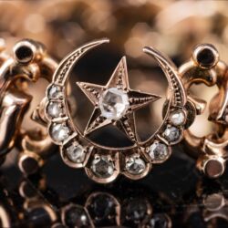 Picture 4/4 -Rugós arany karkötő gyémántékített holddal és csillaggal