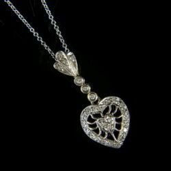 Picture 3/3 -Necklace with a heart-shaped pendant with diamond