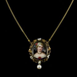 Picture 1/3 -Golden necklace with a biedermeier portrait of a woman