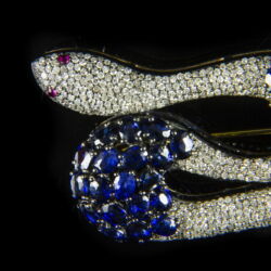 Kép 2/3 - Kígyós bross zafír és gyémánt kövekkel