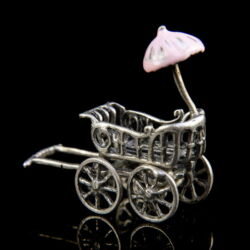 Kép 1/2 - Mini ezüst babakocsi rózsaszín festéssel